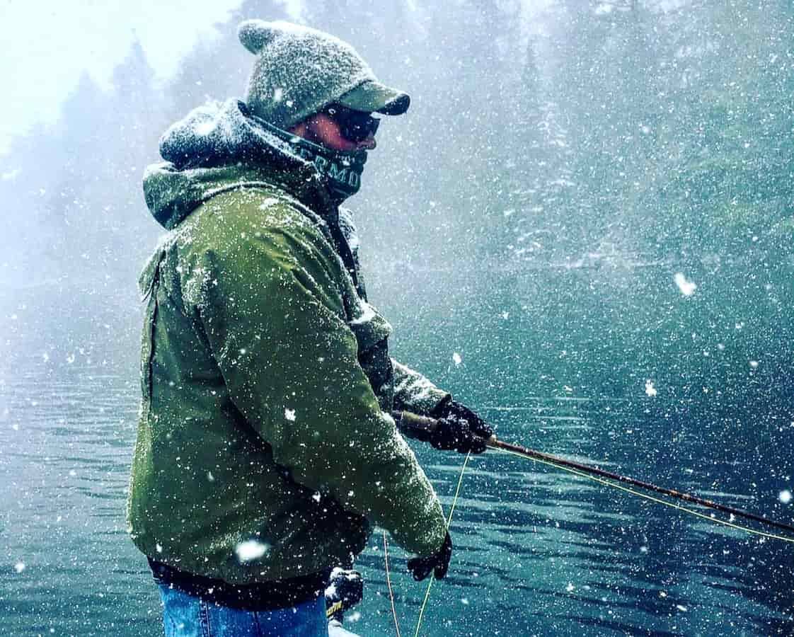 Visão geral do retiro corporativo de pesca no gelo no inverno